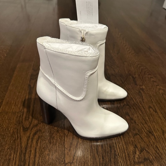 NWT Vince Camuto Leather Epandra Ankle Boot- Coconut Cream - Size 7 - Picture 8 of 11